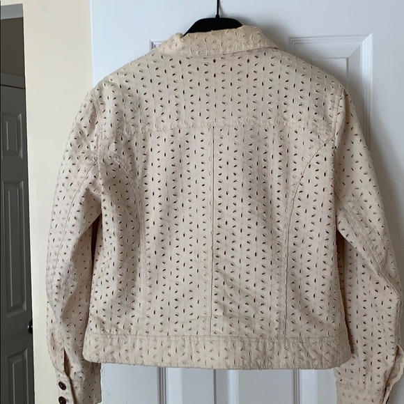 Eyelet short jacket - Picture 2 of 3